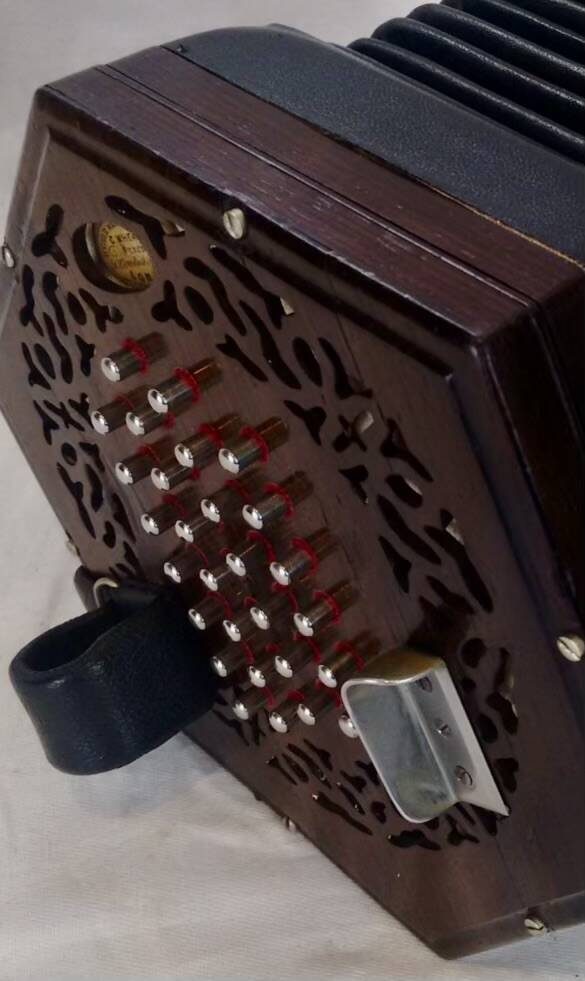 Antique concertina, a delicate object suited to marker free scanning